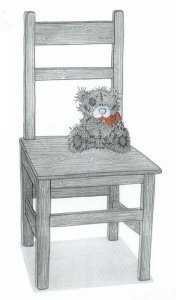 Мишка Тедди сидит на большом стуле
