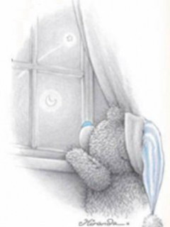 Мишка Тедди смотрит в окно