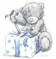 Мишка Тедди открывает подарок
