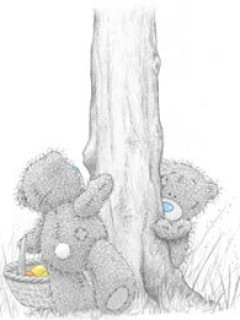 Два медвежонка Тедди прячутся за деревом
