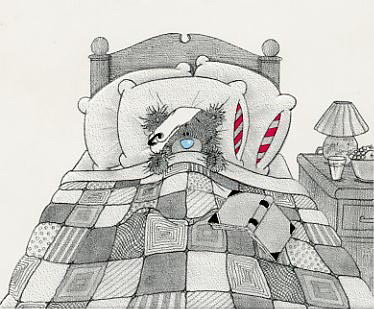Мишка Тедди лежит в кроватке