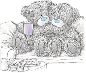 Мишки Тедди сидят на диванчике и пьют чай