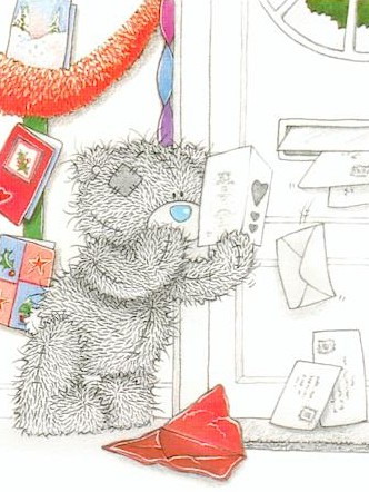 Мишка Тедди читает открытку